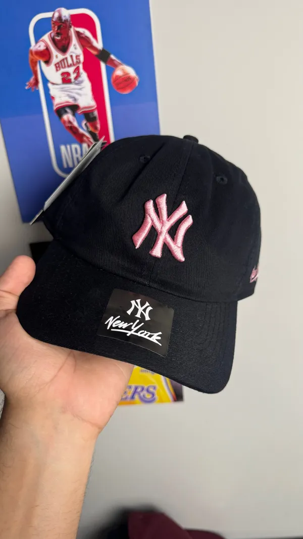 BONÉ NY PRETO ROSA