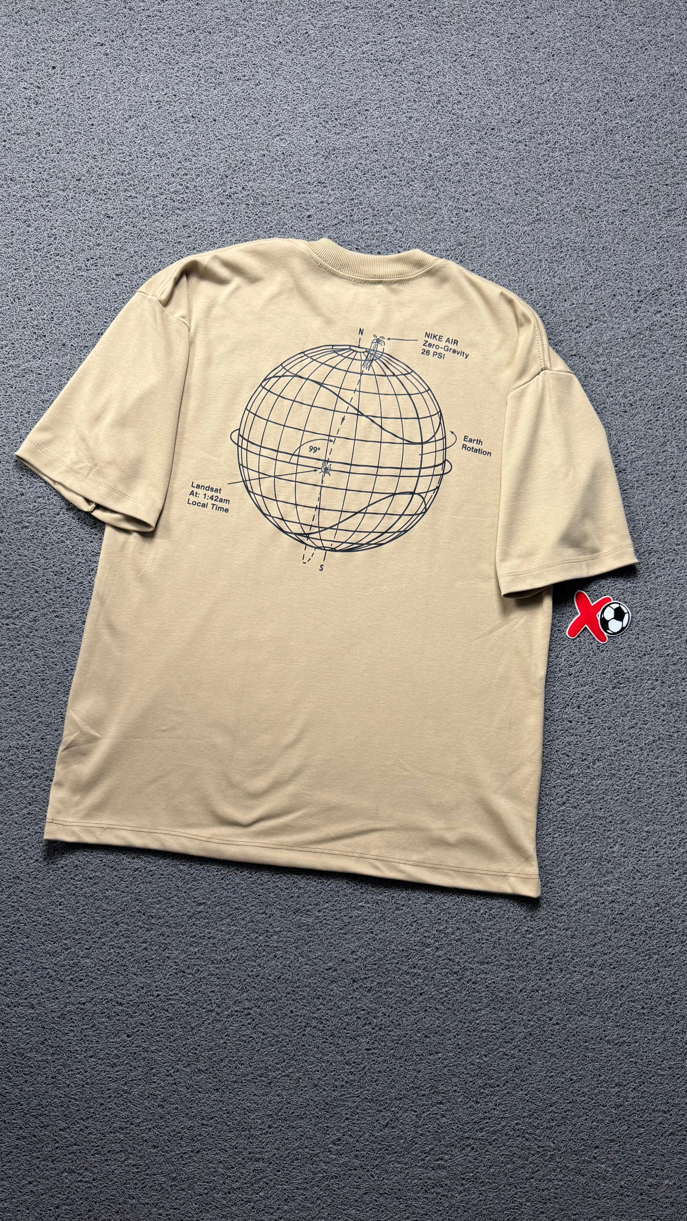 CAMISETA OVERSIZED NK WORLD BEGE - 1