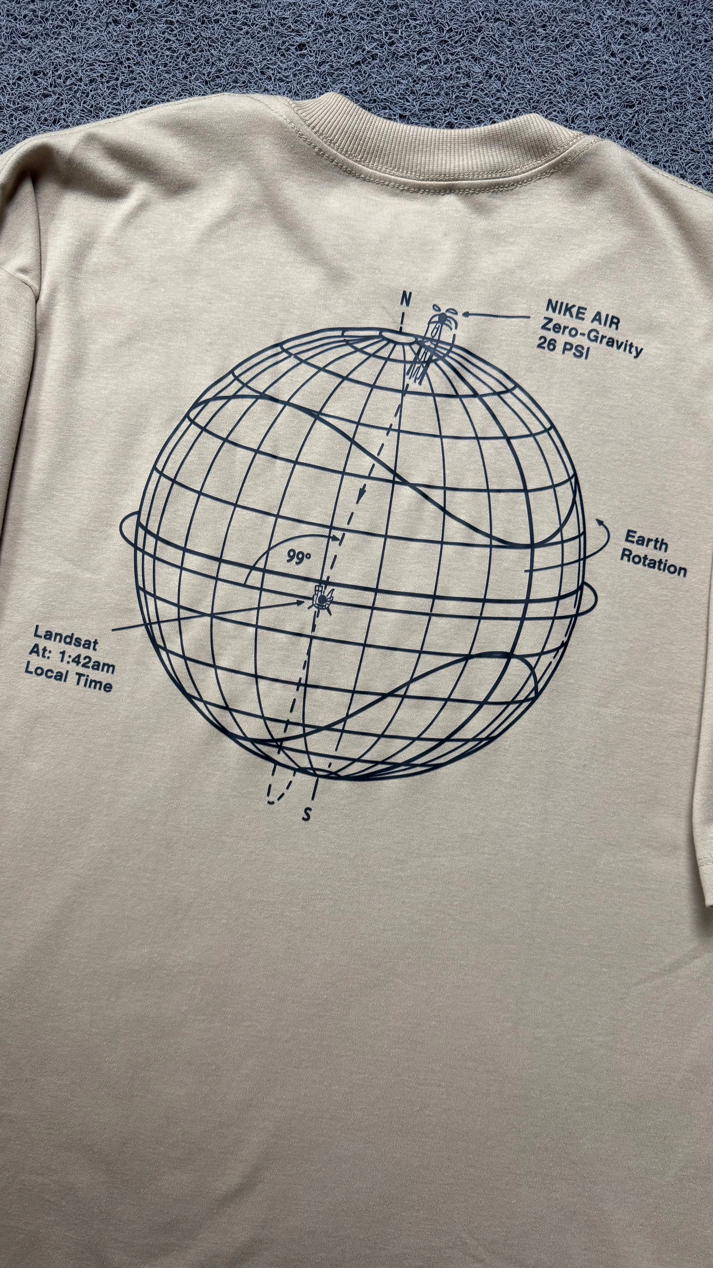 CAMISETA OVERSIZED NK WORLD BEGE - 2