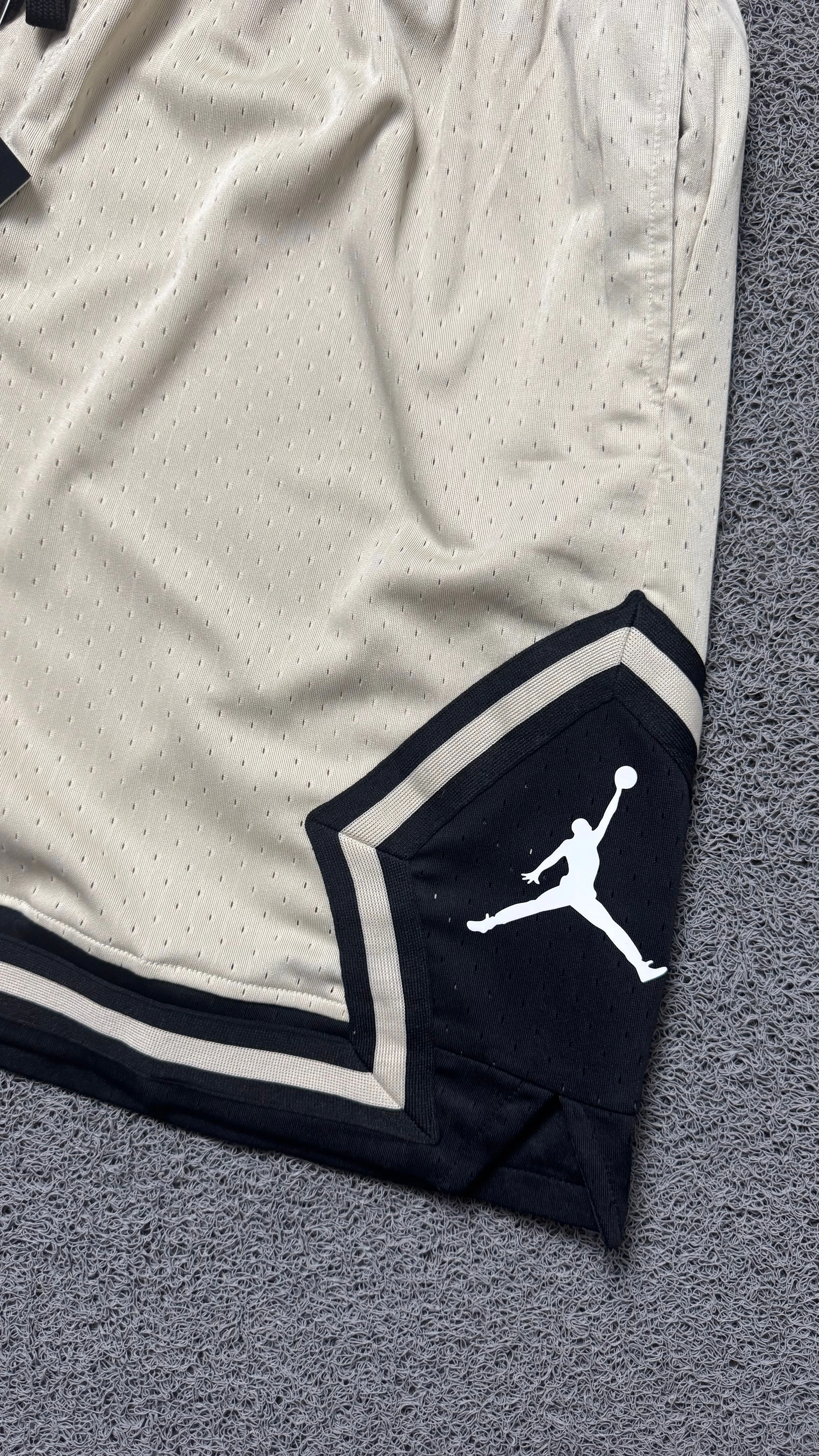 SHORTS NBA JORDAN BEGE PRETO - 2