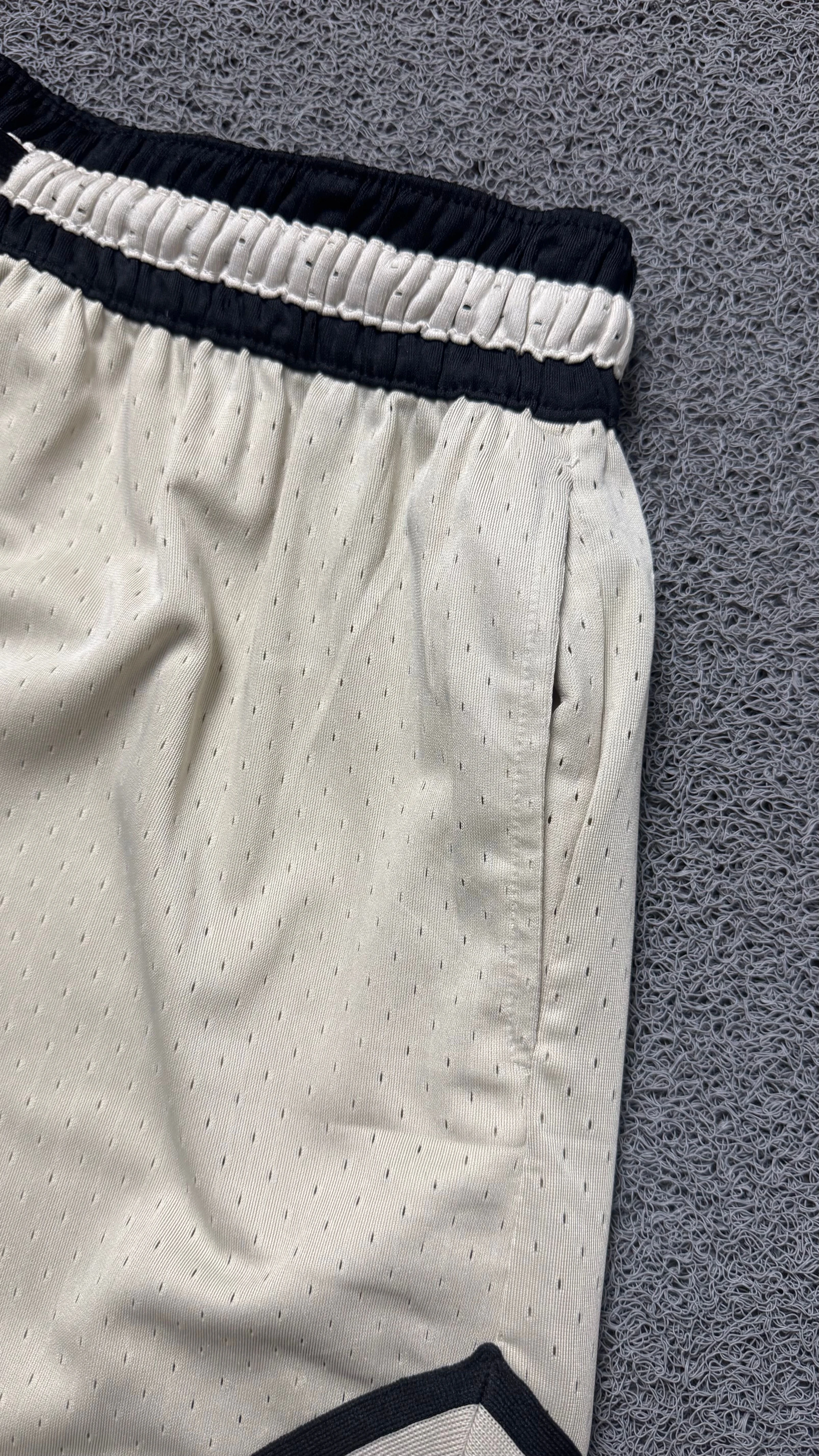 SHORTS NBA JORDAN BEGE PRETO - 3