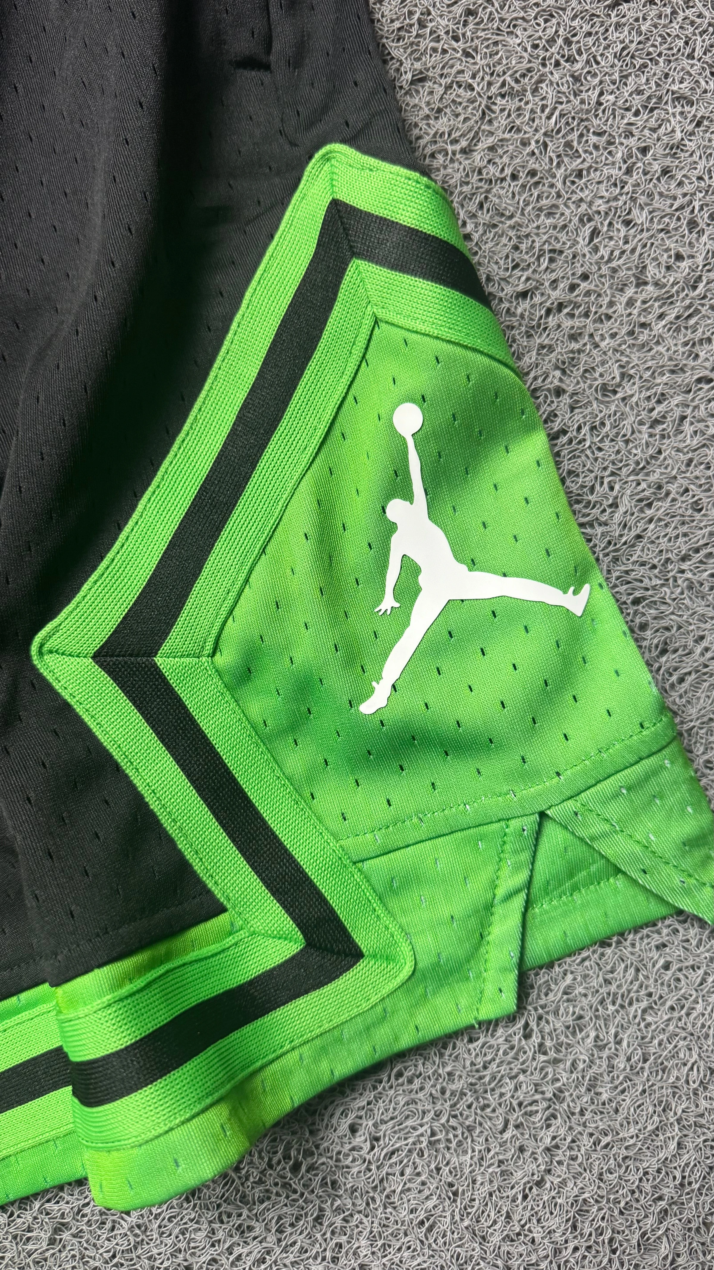 SHORTS NBA JORDAN PRETO VERMELHO VERDE - 2