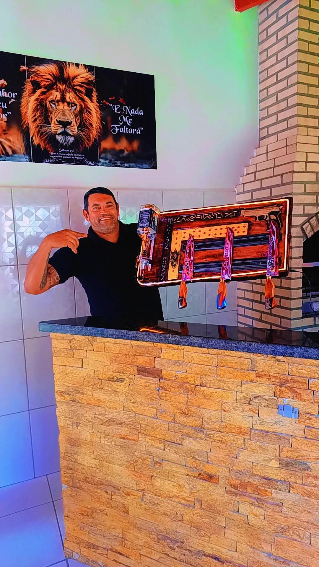 Expositor de Facas com Porta-Bebidas, Dosador e Abridor Magnético - 2
