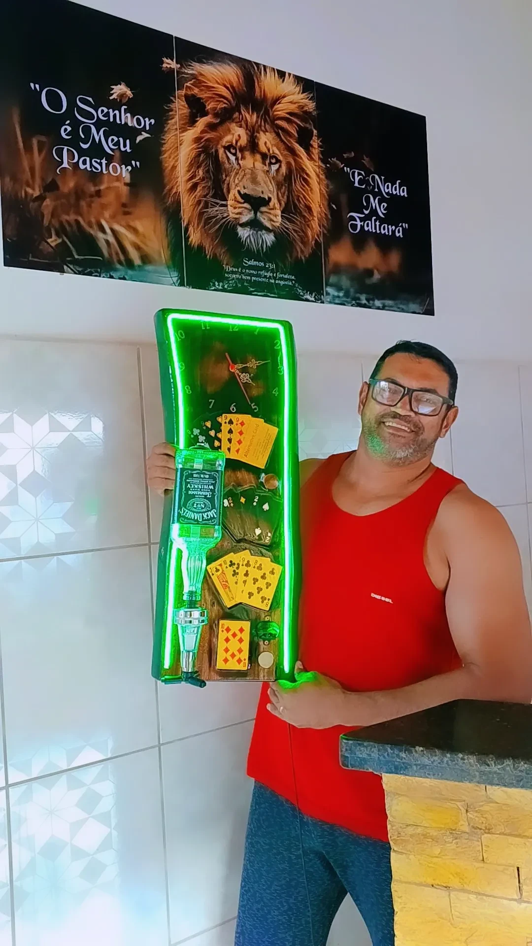 Porta Bebidas Prime LED Verde – Relógio, Dosador e Abridor Magnético - 2