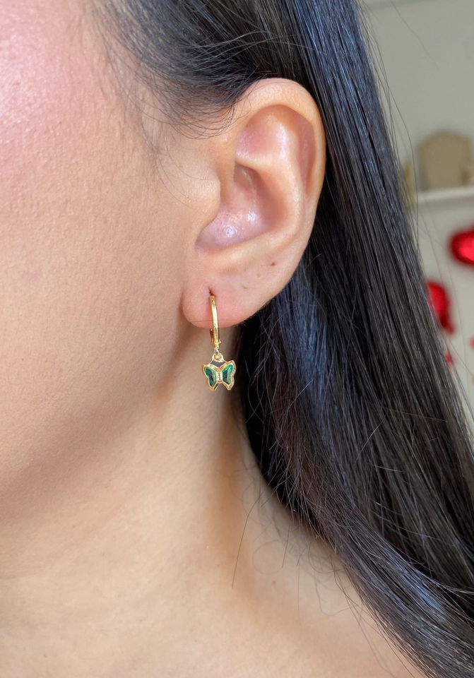 Argola com Borboleta Verde