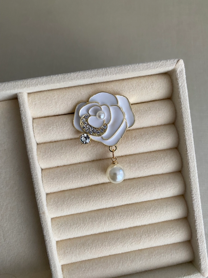 Broche Flor com Pérola Pendurada (Biju)