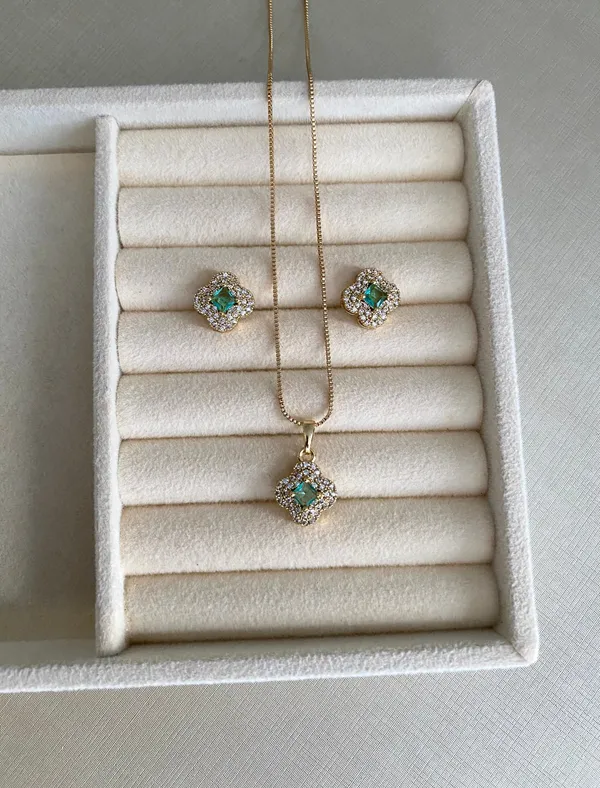 Conjunto Cravejado Flor Verde
