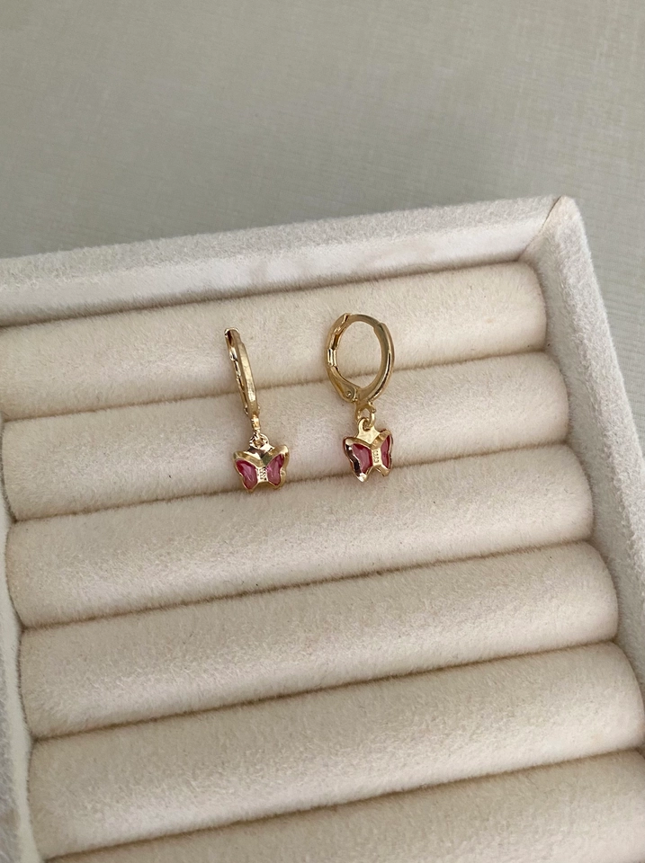 Argola com Borboleta Rosa