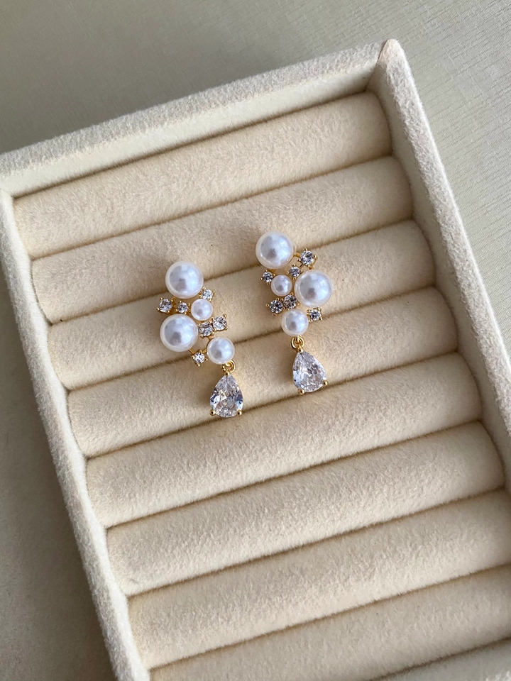 Brinco Pérolas com Ponto de Luz e Gota Pendurada