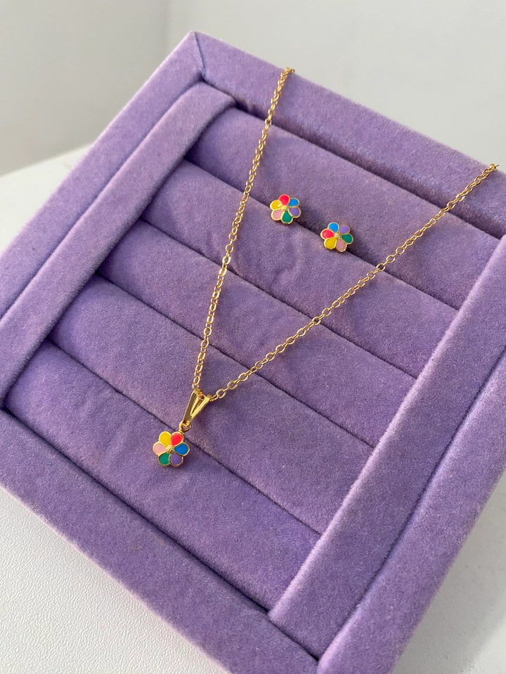 CONJUNTO INFANTIL FLOR COLORIDAS FOLHEADO A OURO 