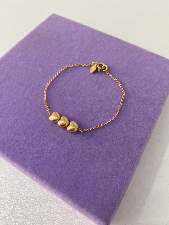 PULSEIRA INFANTIL TRÊS CORAÇÕES FOLHEADO A OURO 