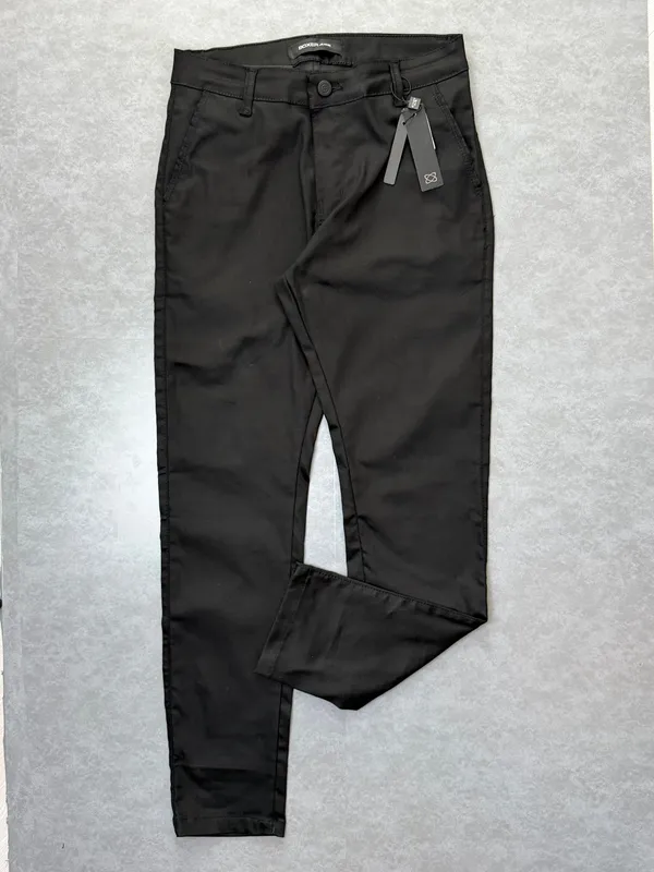 Calça slim preta 