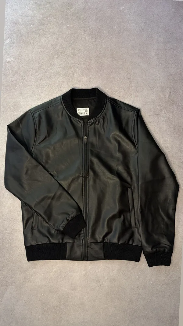 Jaqueta bomber “padrão Zara”