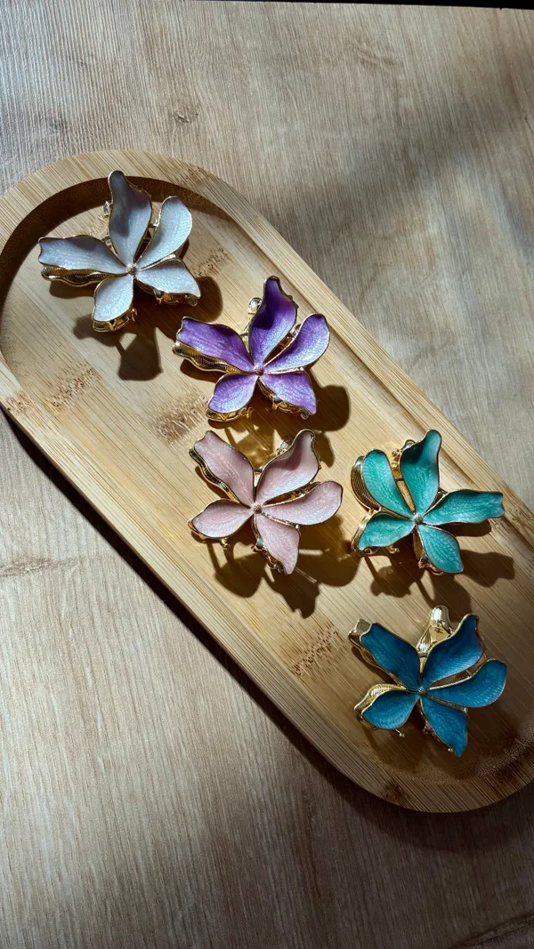 Pregadeira flor esmaltada - média 