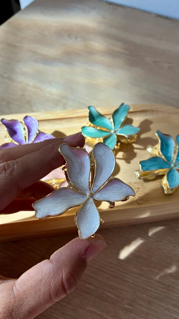 Pregadeira flor esmaltada - média  - imagem 2