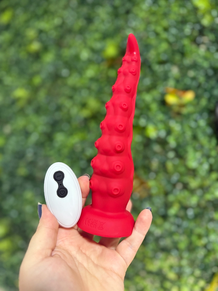 Vibrador em formato de tentáculo com movimento vai e vem ventosa e controle remoto