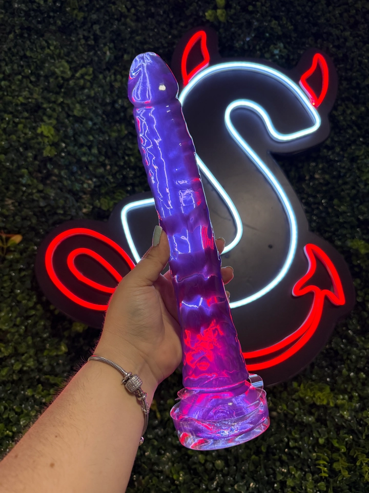 Pênis Realístico em Silicone com Ventosa - 32,0x5,0 cm ROXA - imagem 2