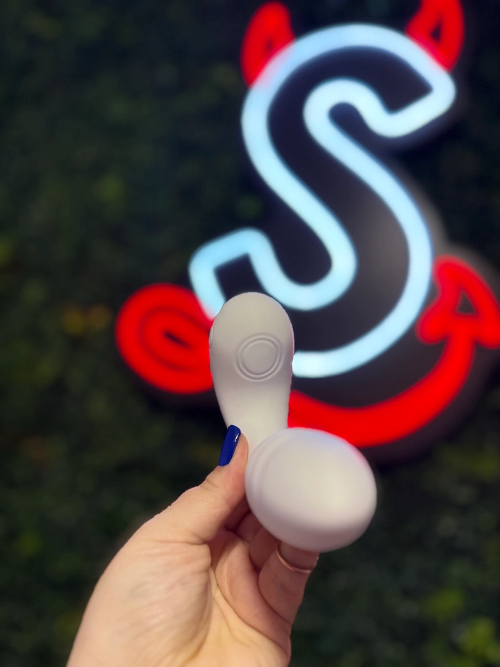 VIBRADOR DE PONTO G E CLITÓRIS COM TAPPING KITTY - imagem 3