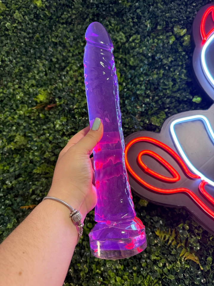 Pênis Realístico em Silicone com Ventosa - 32,0x5,0 cm ROXA - imagem 1