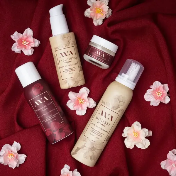 BOX COM 4 ITENS LINHA FLOR DE CEREJEIRA MOUSSE SABONETE DESODORANTE E VELA - imagem 1