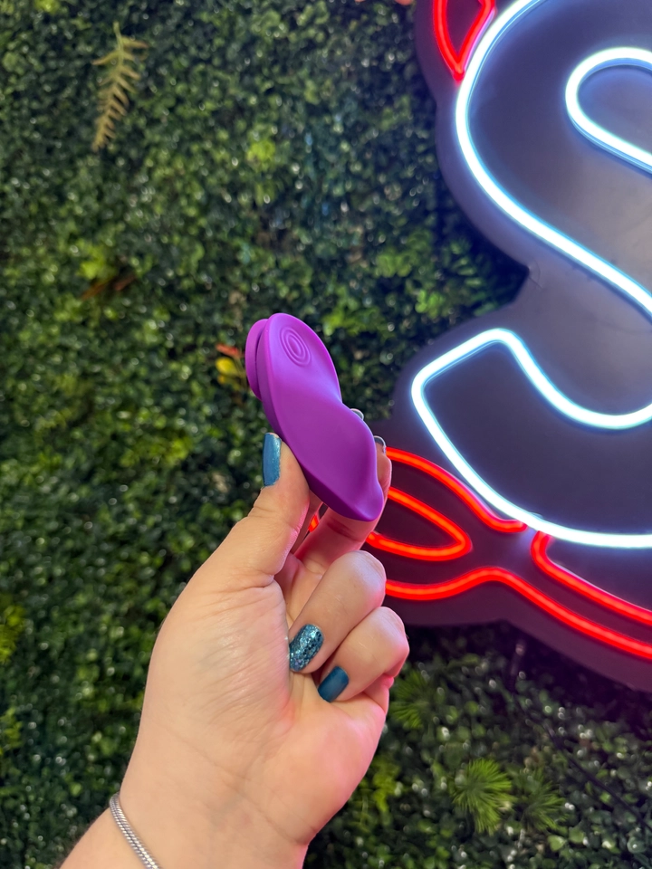 Vibrador de Calcinha Recarregável com Controle - Lea - ROXO  - imagem 2