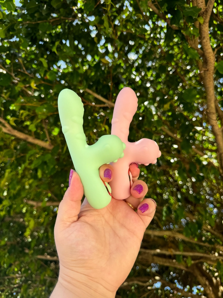 Vibrador Duplo com sugador Recarregavel Esquenta - 2
