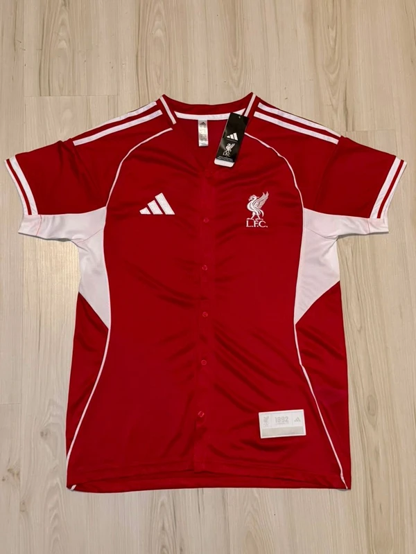 CAMISA LIVERPOOL BOTÃO (MUNDIAL 2025)