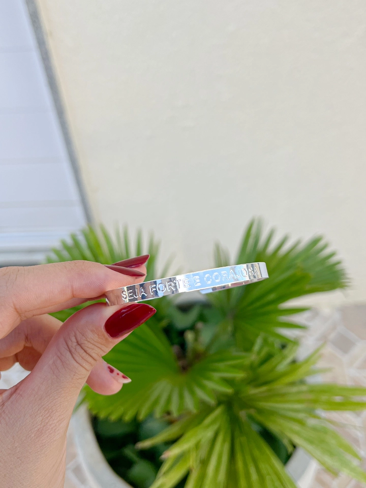 Bracelete Escrito “Seja forte e corajosa” - Semijoia