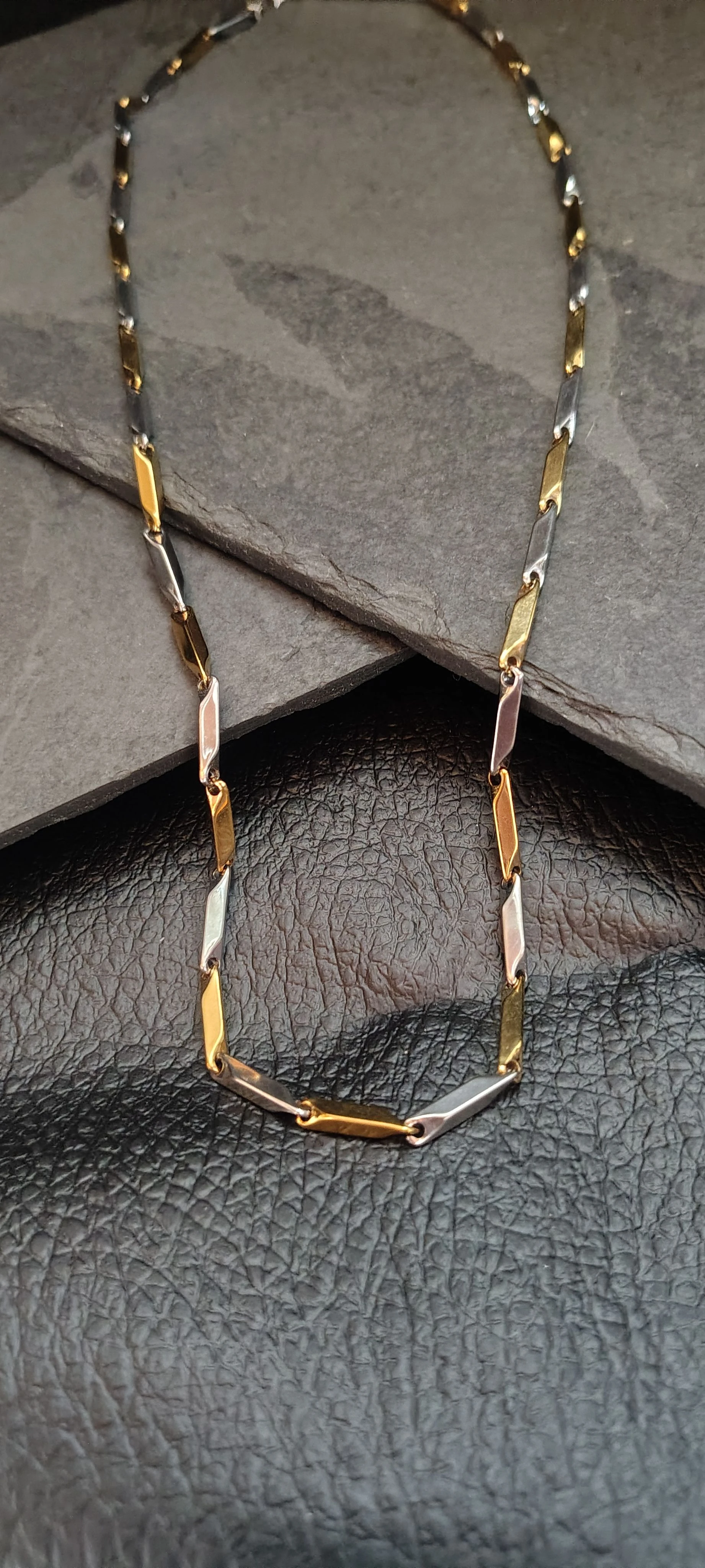 Corrente Masculina 55cm Bicolor Palito Torcido - Dourado e Prata - Bastão Diamantado - Aço Inoxidável - 1