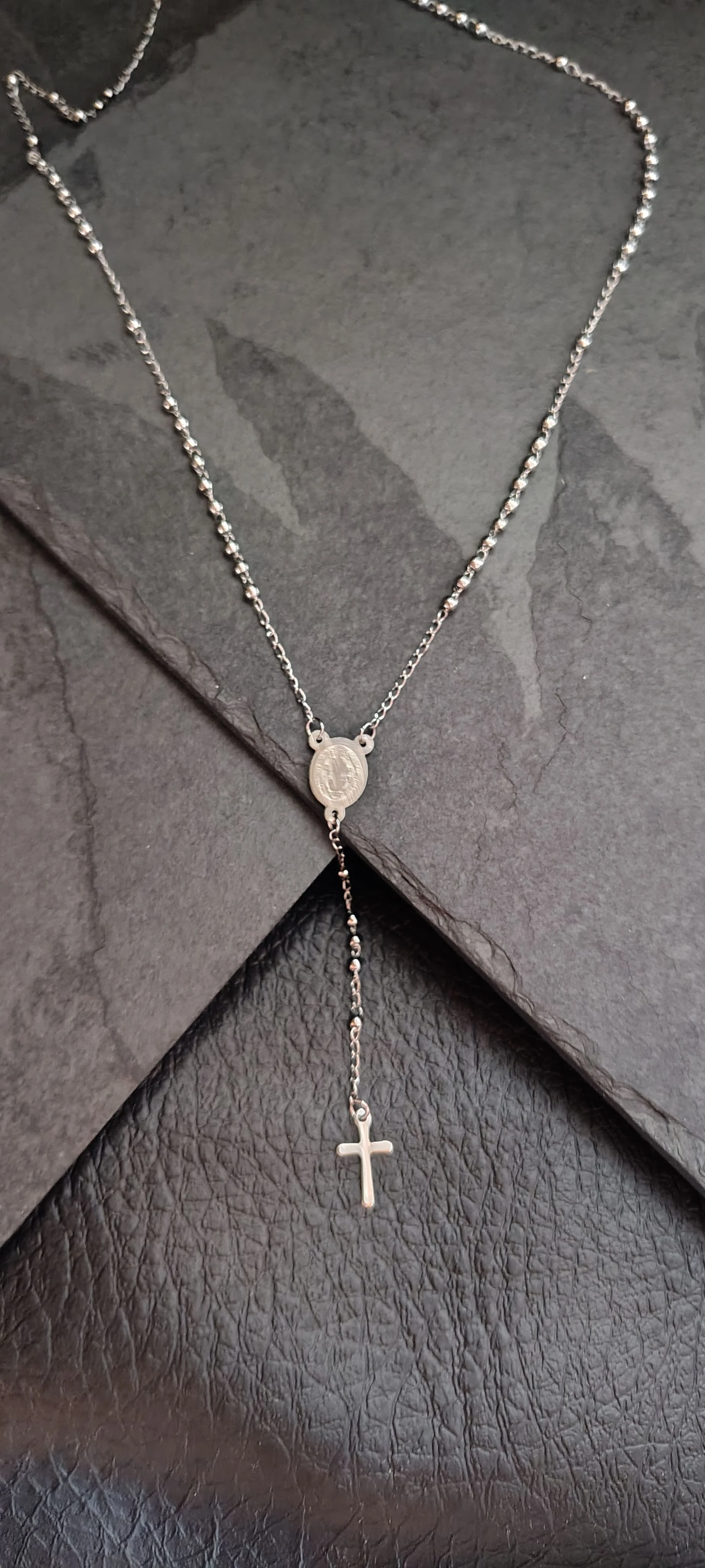 Colar Terço Fino Masculino 48cm + 7cm Pendente - Medalha São Bento e Cruz Delicada - Aço Inox Prata - Corrente Bolinha 1.5mm - 1