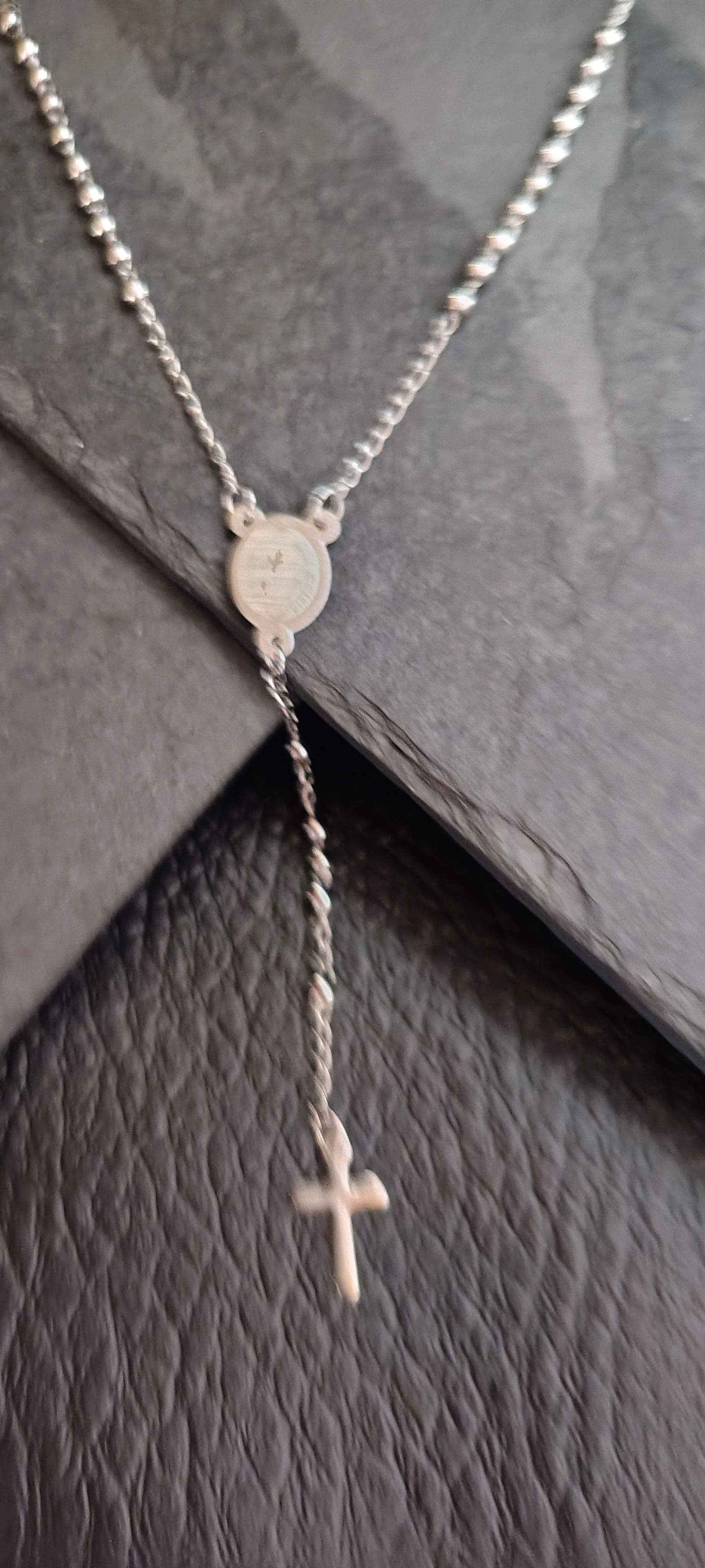 Colar Terço Fino Masculino 48cm + 7cm Pendente - Medalha São Bento e Cruz Delicada - Aço Inox Prata - Corrente Bolinha 1.5mm - 2