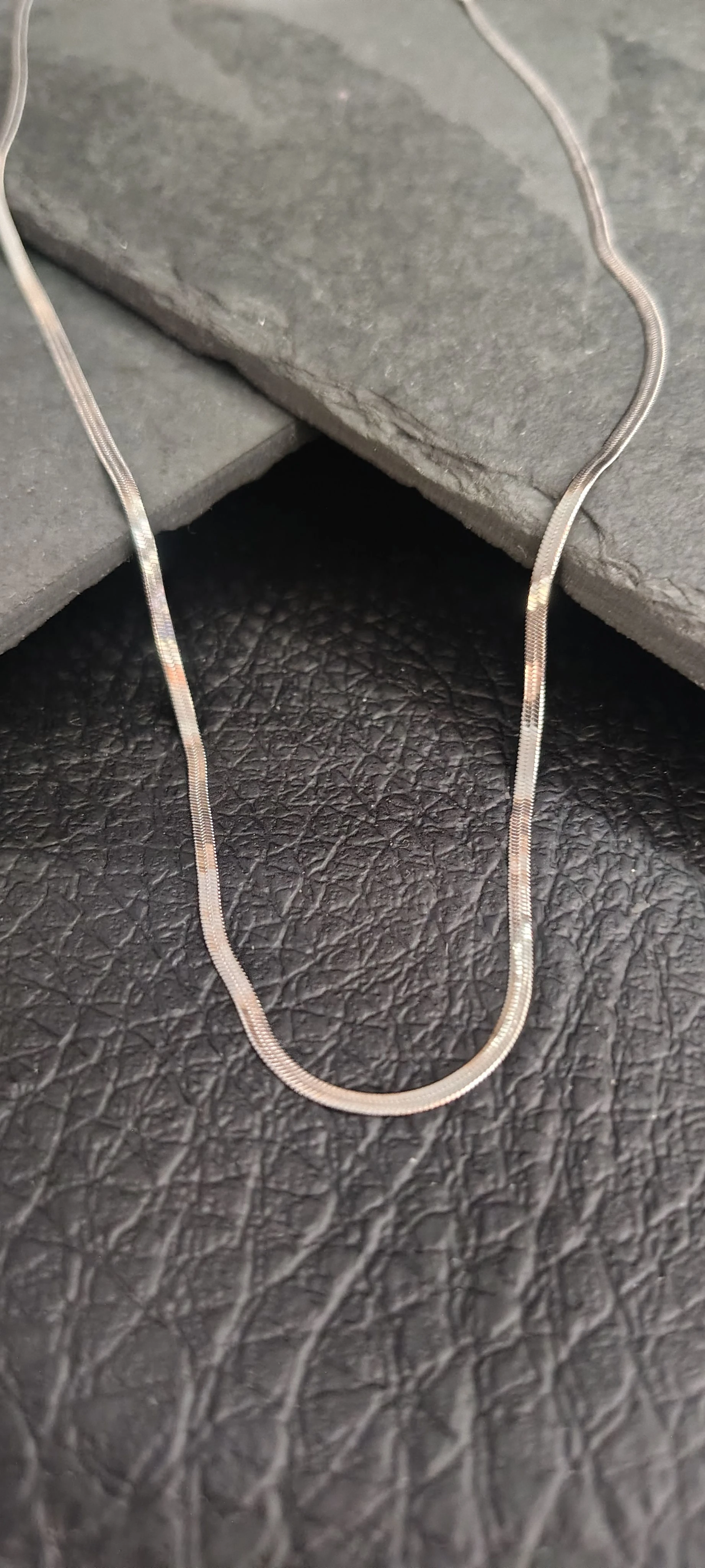 Choker Fita 42cm Prateada - Aço Inoxidável - Fininha Super Brilho - Gargantilha Minimalista Feminina SANSKULL Prime - 1