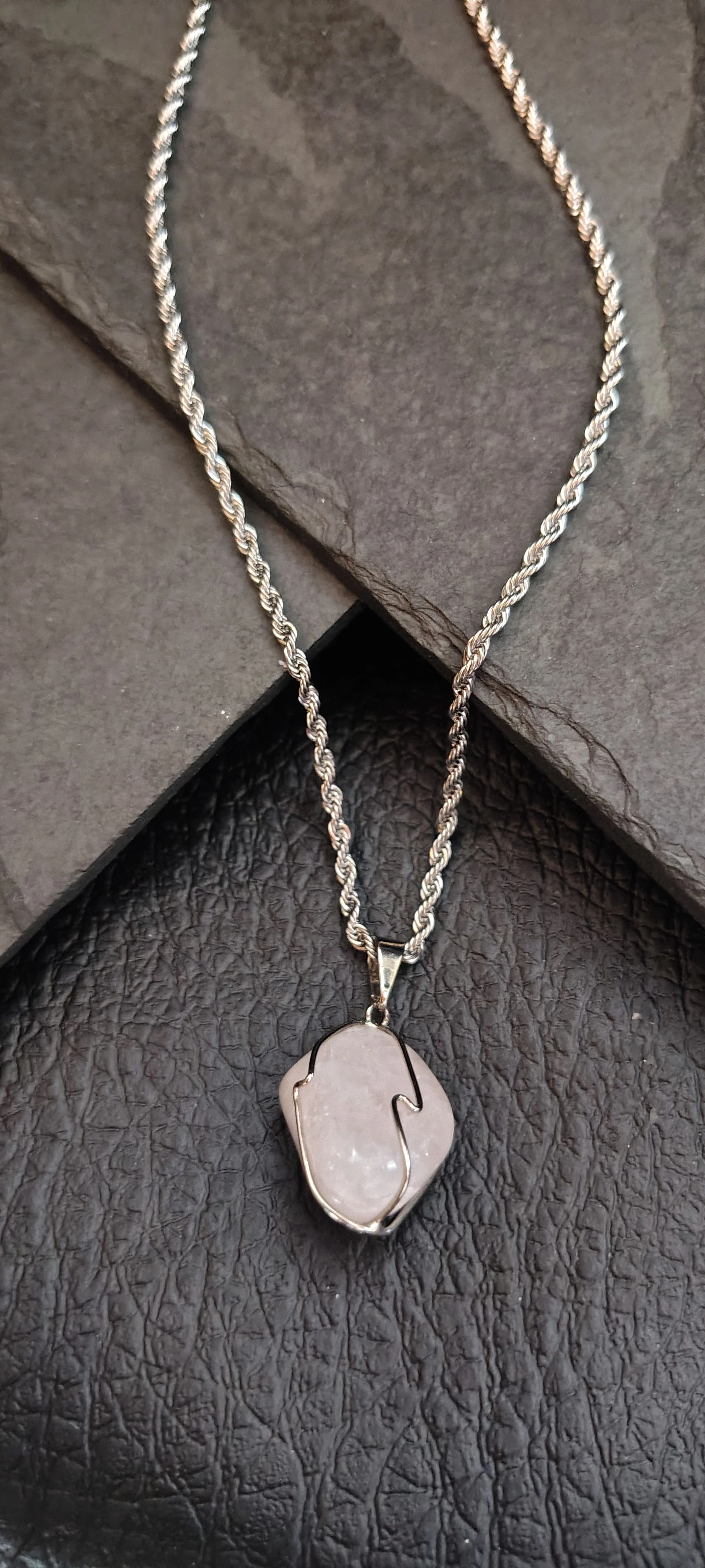Colar Pedra Bruta Quartzo Rosa Natural 45cm Corrente Baiano Prateada - Garra Aramada - Pedra do Amor - SANSKULL Prime - 1