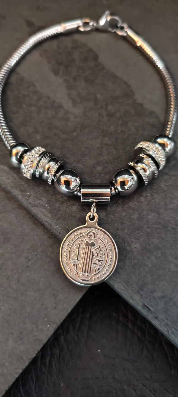 Pulseira Feminina São Bento 19cm Prata - Berloqueira com Medalha Proteção - Aço Inoxidável 316L - SANSKULL - imagem 2