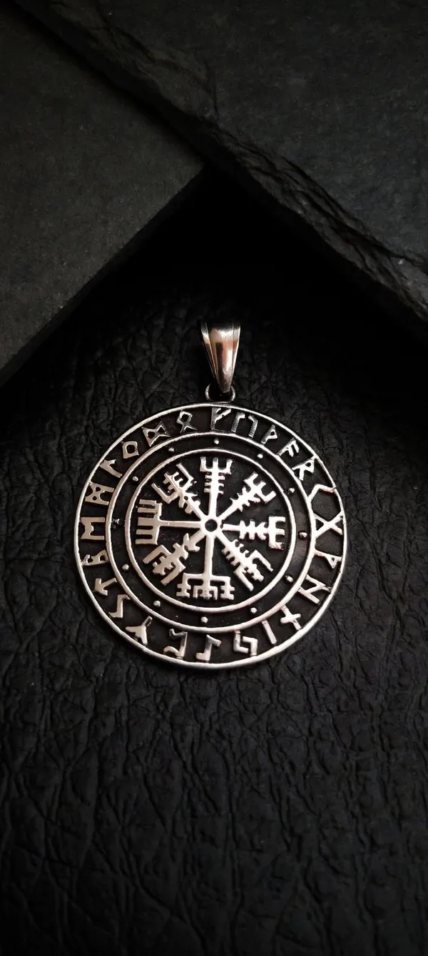 Pingente Vegvisir Bússola Viking 4,5cm - Runas Nórdicas Aço Inoxidável | SANSKULL