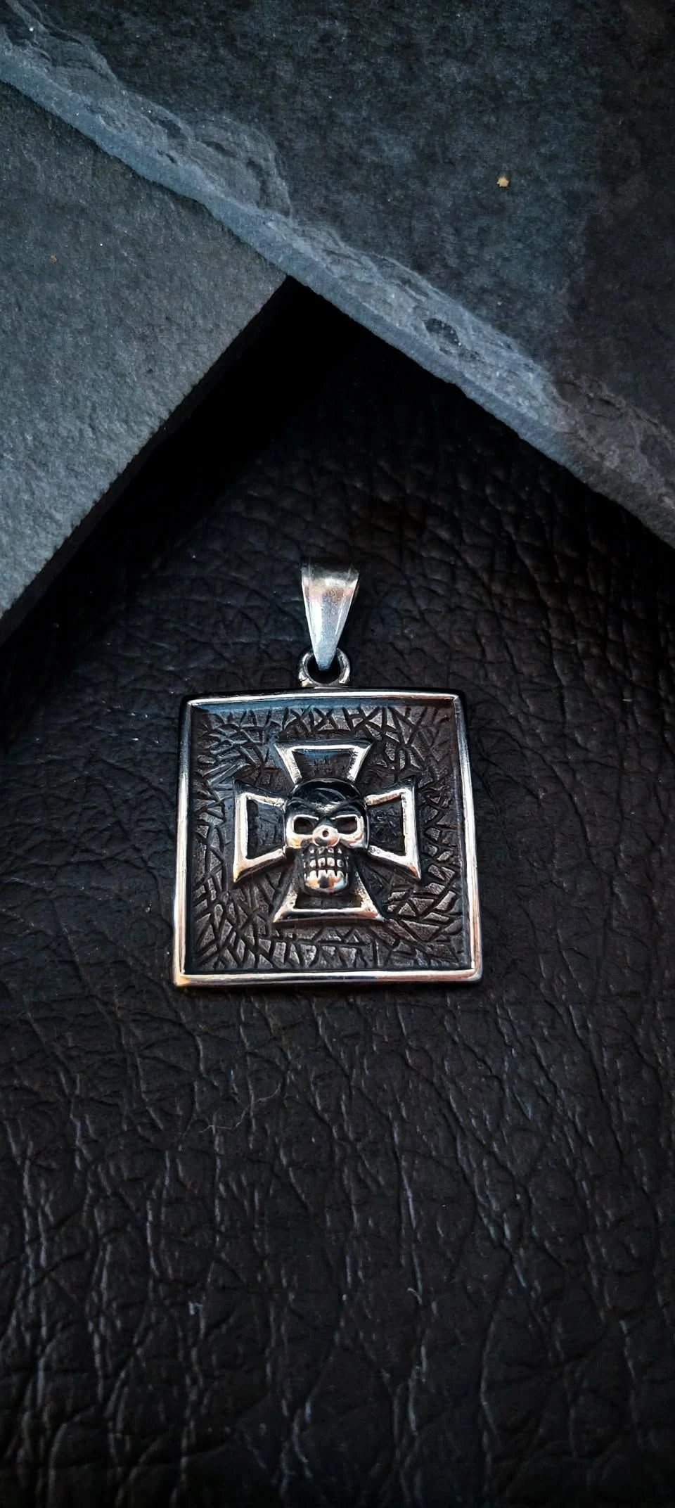 Pingente Caveira Cruz de Ferro Placa Quadrada - Skull Aço Inoxidável | SANSKULL - 1