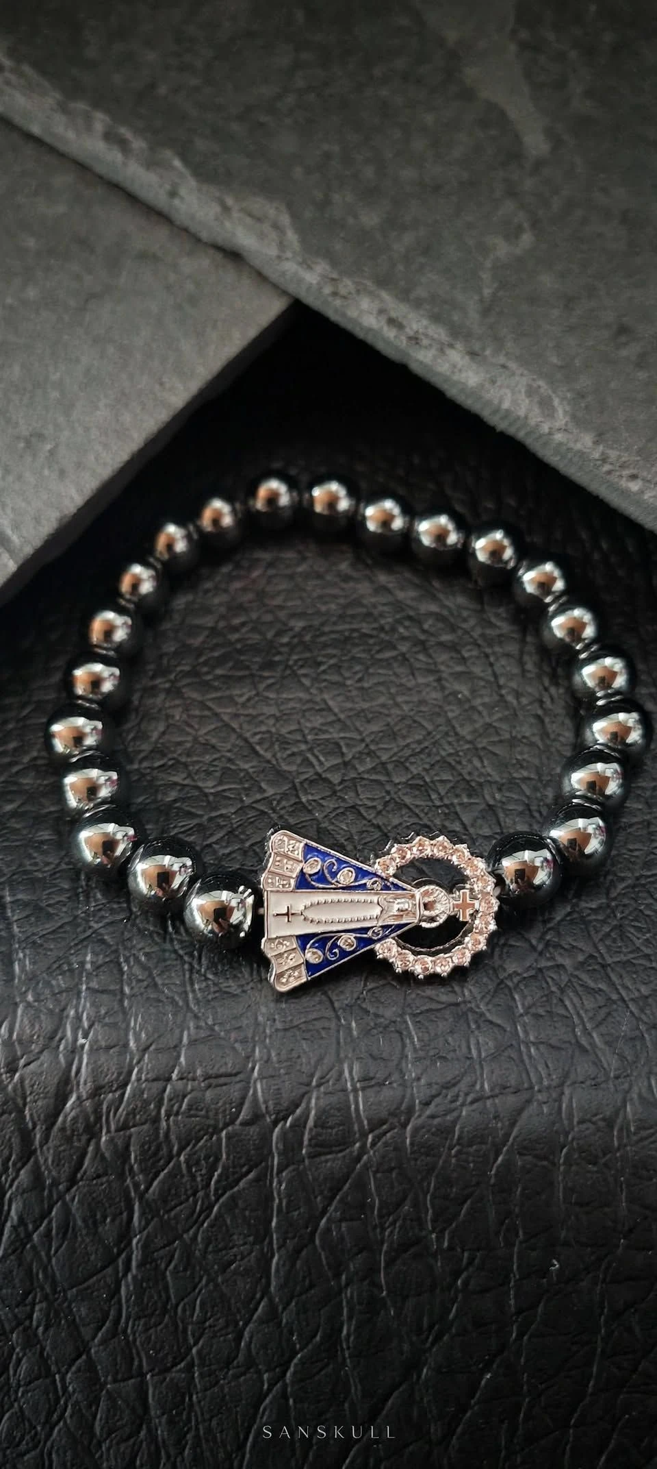 Pulseira Hematita 8mm + Nossa Senhora Aparecida Cravejada Azul | Elástica Unissex SANSKULL - 3