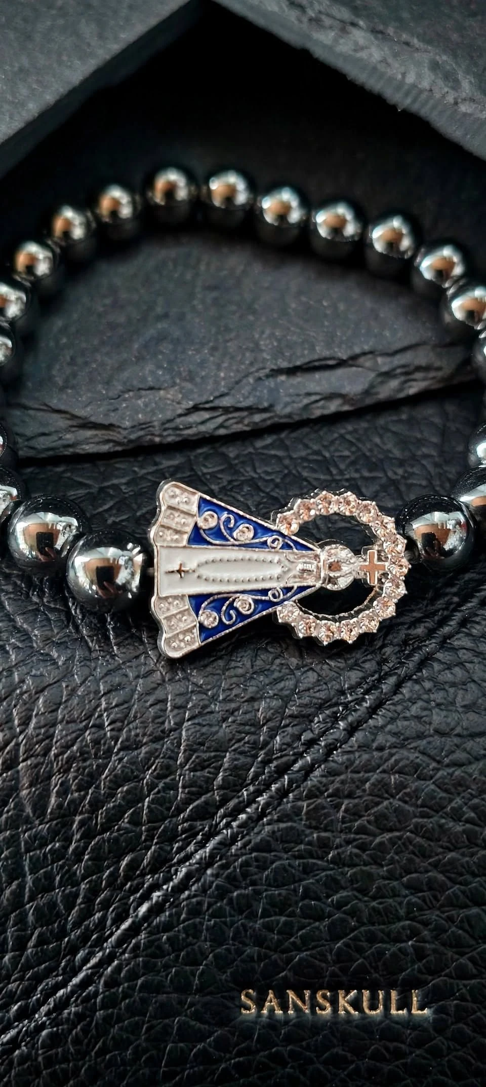 Pulseira Hematita 8mm + Nossa Senhora Aparecida Cravejada Azul | Elástica Unissex SANSKULL - 4