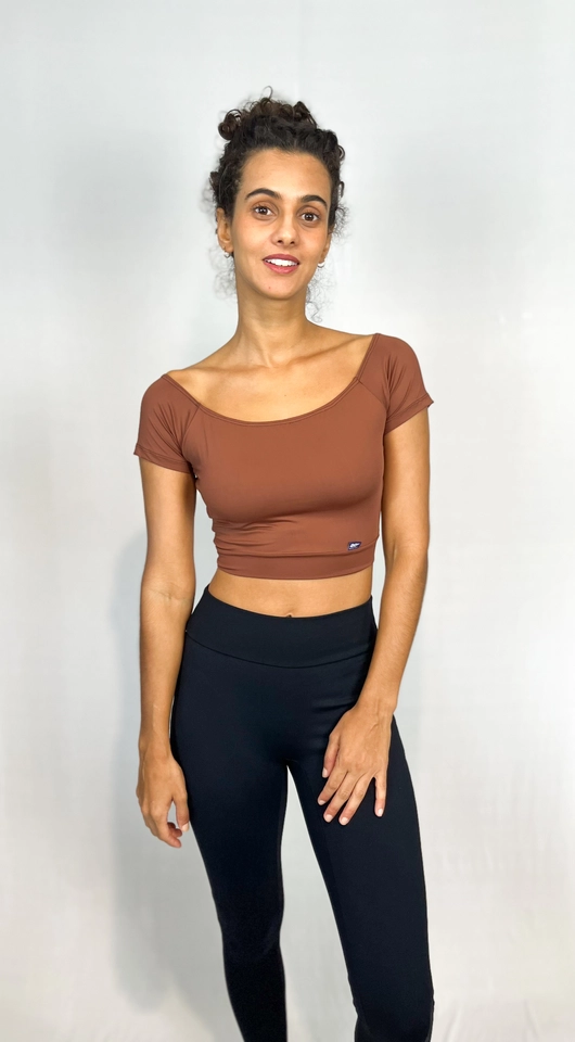 PROMO ÚLTIMAS PEÇAS - Cropped Ombro a Ombro Marrom - 3