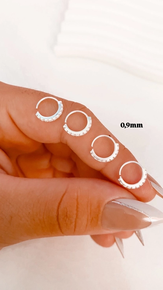 Piercing nariz/ heliz cravejado 