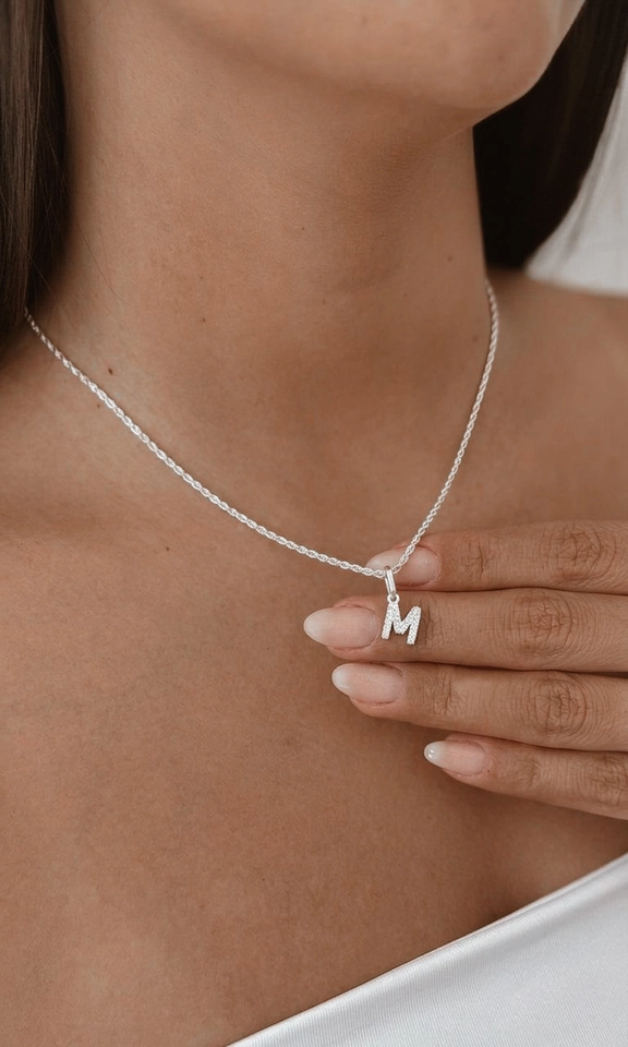 Colar cordão baiano com pingente inicial cravejada 