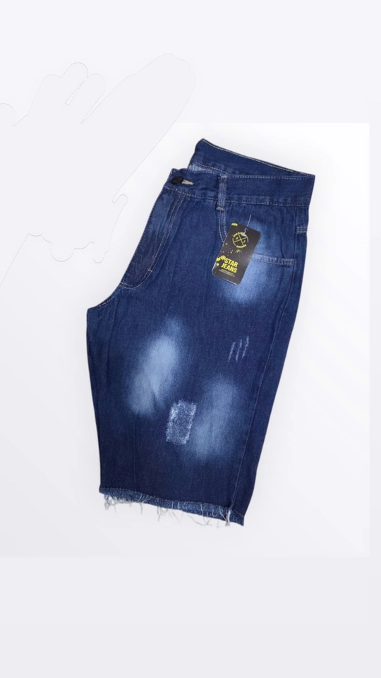 Bermuda jeans lavagem manchada e rasgada 