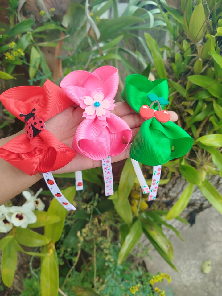 Tiara boutique com aplique 