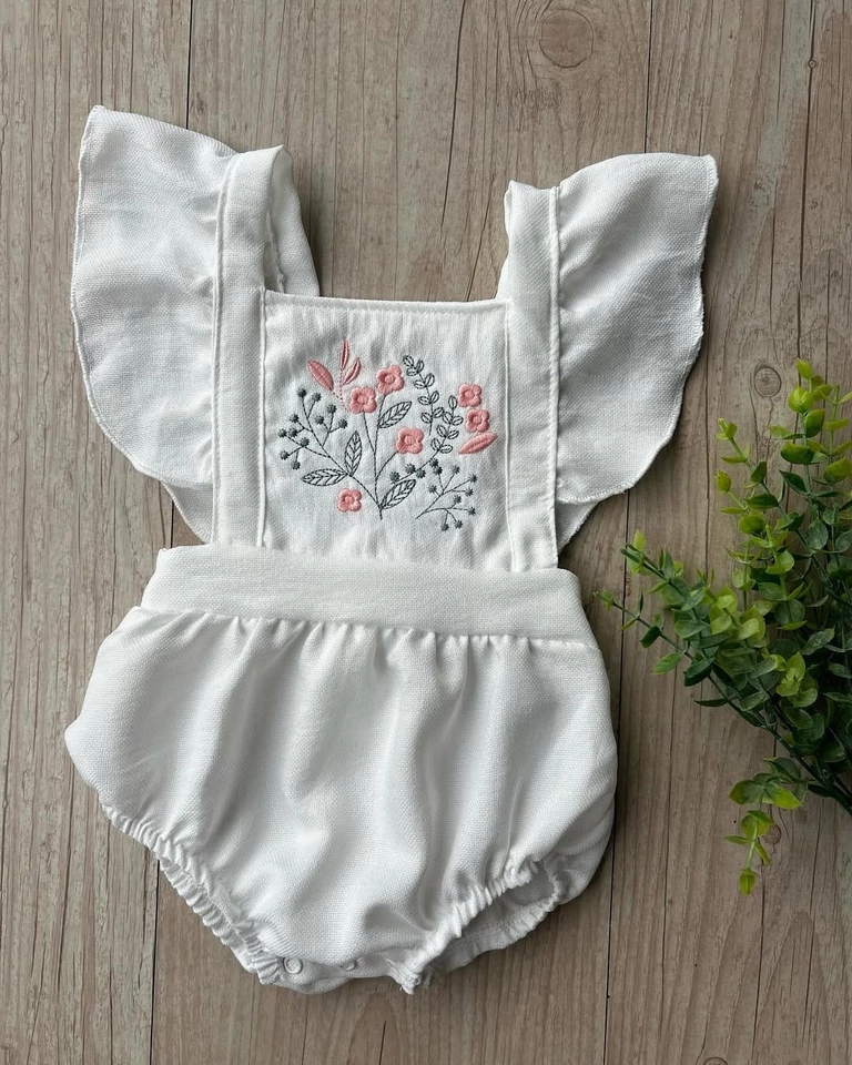 Jardineira romper florzinha 