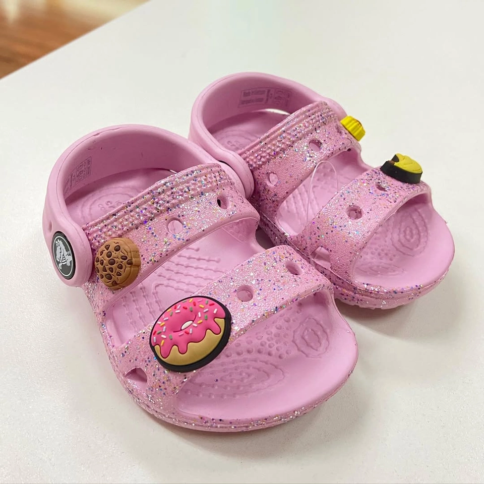 Sandália marca Crocs rosa