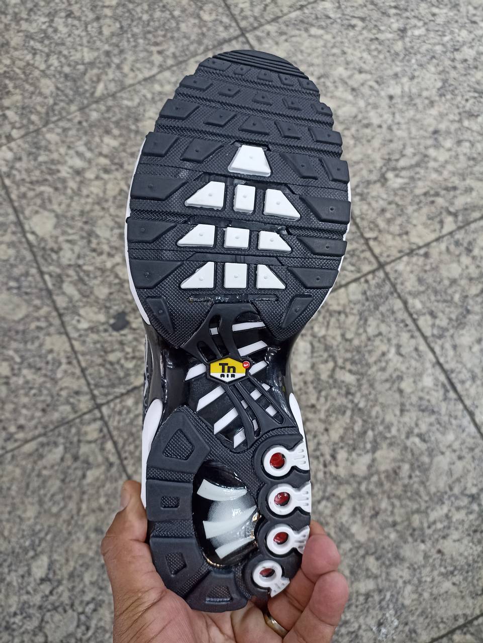 Nike Air Max TN preto e branco  - 2