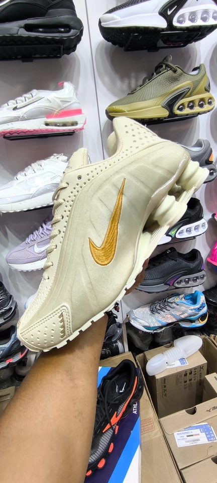 Nike Shox R4  bege e dourado  - 4