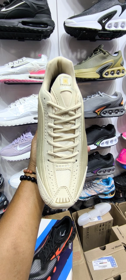 Nike Shox R4  bege e dourado  - 7