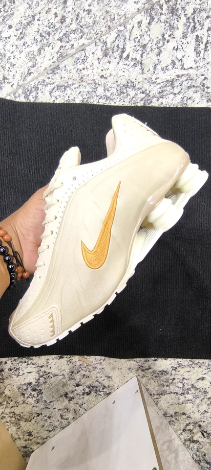 Nike Shox R4  bege e dourado  - 3