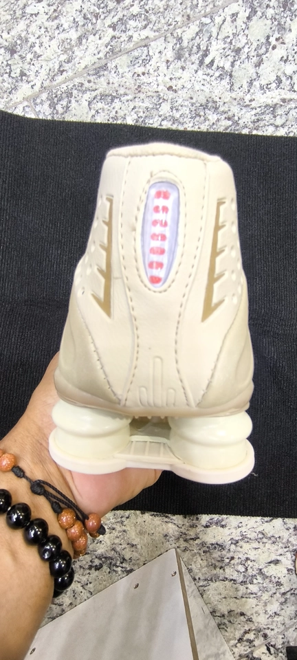 Nike Shox R4  bege e dourado  - 6